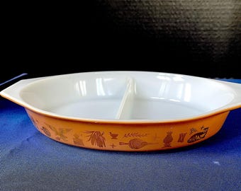 1960年代製、仕切り付きパイレックス製キャセロール「アーリーアメリカン」。白地にブラウンとゴールドの模様。光沢があり、わずかな傷があります。使用頻度は少なく、破損はありません。蓋は付属しません。