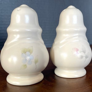 1985- Pfaltzgraff &quot;Tea Rose&quot; Salt and Pepper Shakers. Cream w Pink Roses n Blue For-get-me-nots. Excellent Unused Condition, See Photos
