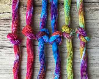 Misura 5, matassine multicolori, ricamo in filo di cotone Perle tinto a mano, trapuntatura, braccialetti annodati, braccialetti intrecciati, rammendo visibile.