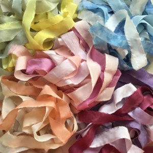 Set van 20 zijden linten voor zijdeborduurwerk, handgemaakte linten geverfd met natuurlijke kleurstoffen. Een perfect cadeau voor borduren, knutselen of scrapbooking