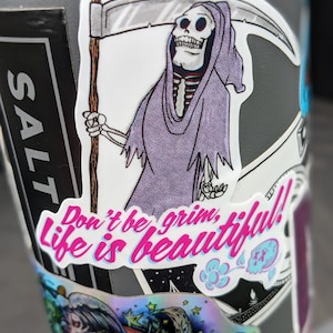 Wees niet grimmig, het leven is mooi weerbestendige cartoon vinylsticker in retrostijl