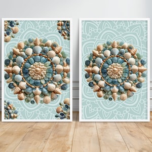 Può includere: Due stampe artistiche incorniciate con disegni mandala realizzati con conchiglie. I mandala sono composti da conchiglie blu, beige e crema disposte in un motivo circolare su uno sfondo azzurro con un disegno mandala bianco.