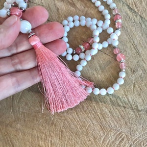 Collana con nappa yoga mala 108 perline di onice bianco annodate a mano mala pietra preziosa pietra curativa gioielli yoga meditazione preghiera collana boho immagine 4