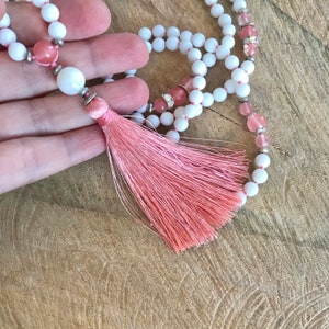 Collana con nappa yoga mala 108 perline di onice bianco annodate a mano mala pietra preziosa pietra curativa gioielli yoga meditazione preghiera collana boho immagine 9