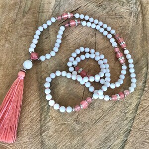 Collana con nappa yoga mala 108 perline di onice bianco annodate a mano mala pietra preziosa pietra curativa gioielli yoga meditazione preghiera collana boho immagine 1