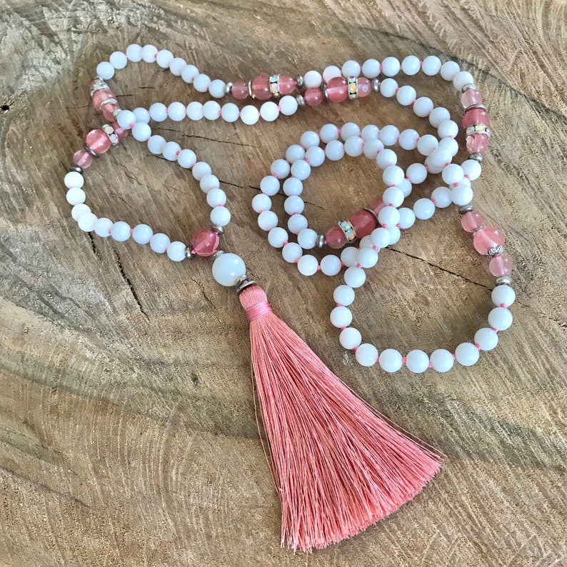 Collana con nappa yoga mala 108 perline di onice bianco annodate a mano mala pietra preziosa pietra curativa gioielli yoga meditazione preghiera collana boho immagine 2