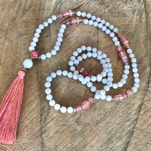 Collana con nappa yoga mala 108 perline di onice bianco annodate a mano mala pietra preziosa pietra curativa gioielli yoga meditazione preghiera collana boho immagine 6