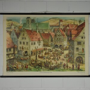Könnte beinhalten: Ein Wandbehang im Vintage-Stil mit einer detaillierten Illustration eines belebten mittelalterlichen Marktplatzes. Die Szene zeigt zahlreiche Figuren, Pferdewagen und Fachwerkhäuser mit roten Dächern, eingefasst von schwarzen Leisten.