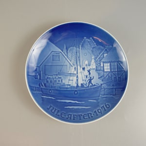 Vintage collection plate / Bing & Grondahl / Christmas Eve (Juleaften) / 1976 | Denmark | 70s