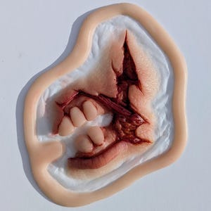 Ferita protesica preverniciata con bocca aperta da zombie