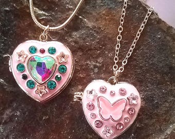 Naszyjnik z medalionem w kształcie różowego serca: emalia cloisonne, kryształowy motyl, łańcuszek ze złota 14K