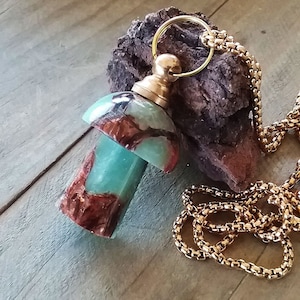 Collana con urna a forma di fungo: gioielli in agata con pizzo pazzesco