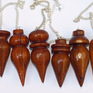 2 PÉNDULOS DE MADERA DE MANGO raros, juego de péndulos de radiestesia de madera de mango tallados y torneados en formas aleatorias con bolsas de almacenamiento, péndulo de madera