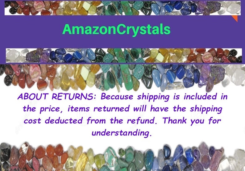 Op de afbeelding: Een close-up afbeelding van kleurrijke, getrommelde stenen die in een cirkel rond een witte achtergrond zijn gerangschikt. De tekst "AmazonCrystals" staat bovenaan de afbeelding. De tekst "ABOUT RETURNS: Because shipping is included in the price, items returned will have the shipping cost deducted from the refund. Thank you for understanding." staat in het midden van de afbeelding.