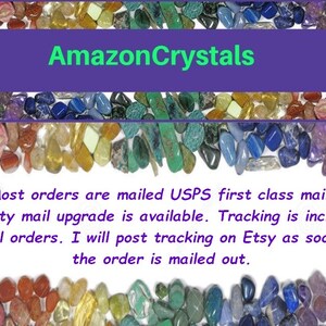 Puede incluir: Un surtido colorido de cristales y piedras preciosas, con el texto "AmazonCrystals" en la parte superior. El texto debajo dice: "La mayor&iacute;a de los pedidos se env&iacute;an por correo de primera clase de USPS. La actualizaci&oacute;n de correo prioritario est&aacute; disponible. El seguimiento est&aacute; incluido en todos los pedidos. Publicar&eacute; el seguimiento en Etsy tan pronto como el pedido se env&iacute;e."