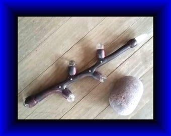 Varita de palisandro: 28 cm (11 pulgadas) con diseño de ramita tallada, incrustaciones de plata de ley y punta de cristal.