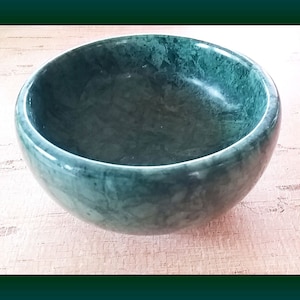 Large GREEN ONYX  Bowl, Rare Emerald Green Onyx Bowl, 4 Inch Onyx Bowl, Polished Crystal Bowl, Powerful Crystal Altar Bowl