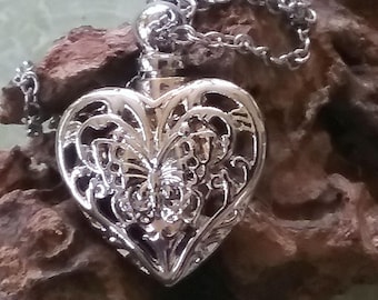 Collar de urna con corazón de filigrana: recuerdo de cenizas en plata de ley