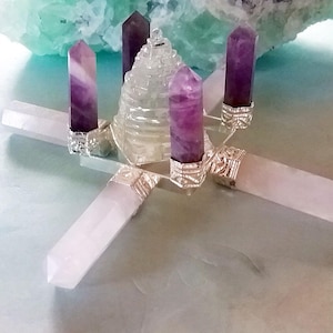Pyramide Sri Yantra en cristal de quartz : grand générateur d'énergie à géométrie sacrée avec points d'énergie en quartz rose et en améthyste. Ensemble de pendules de radiesthésie