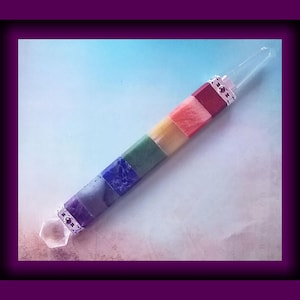 Baguette 7 chakras : pointe de quartz en cristal, accents argentés, motif superposé