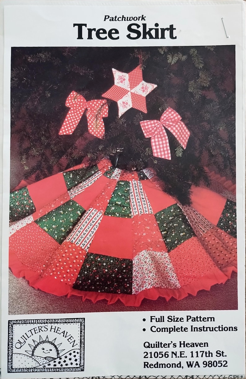 Pode incluir: Um molde de saia para &aacute;rvore de Natal em patchwork com tecidos vermelhos, verdes e brancos com padr&otilde;es florais e xadrez. O design inclui uma estrela e dois la&ccedil;os, com o texto Patchwork Tree Skirt, Full Size Pattern, Complete Instructions e Quilter's Heaven.