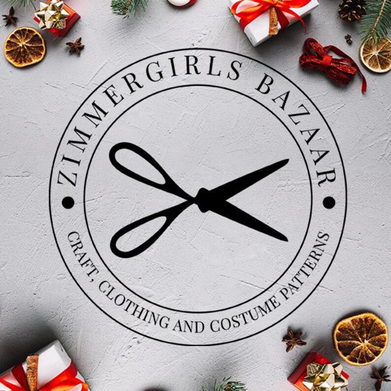Pode incluir: Um log&oacute;tipo circular preto sobre um fundo cinzento texturado com um par de tesouras abertas no centro. O texto ZIMMERGIRLS BAZAAR est&aacute; arqueado no topo e CRAFT, CLOTHING AND COSTUME PATTERNS est&aacute; arqueado na parte inferior do c&iacute;rculo.