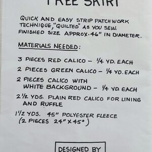 Pode incluir: Um documento de instru&ccedil;&otilde;es branco intitulado PATCHWORK TREE SKIRT com texto preto detalhando um molde de costura. Lista materiais incluindo chita vermelha e verde, chita com fundo branco e l&atilde; de poli&eacute;ster, com 117 cm de di&acirc;metro.