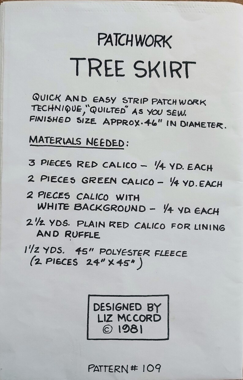 Pode incluir: Um documento de instru&ccedil;&otilde;es branco intitulado PATCHWORK TREE SKIRT com texto preto detalhando um molde de costura. Lista materiais incluindo chita vermelha e verde, chita com fundo branco e l&atilde; de poli&eacute;ster, com 117 cm de di&acirc;metro.
