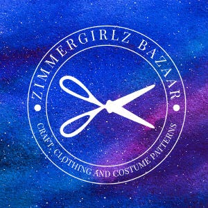 Op de afbeelding: Het logo van Zimmergirlz Bazaar, met een witte schaar in een witte cirkel. De tekst luidt "Zimmergirlz Bazaar, Craft, Clothing and Costume Patterns" tegen een blauwe en paarse achtergrond van de melkweg.