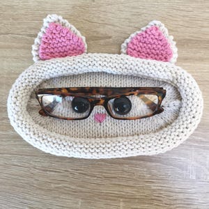 Eyeglass holder cat - oval basket - knitting pattern in English and Dutch