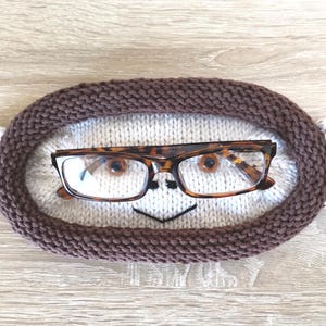Eyeglasses holder - oval basket monkey - knitting pattern in English and Dutch