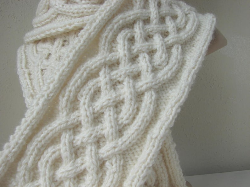 Breipatroon kabelsjaal Ierse vlechtsjaal met kabels breien Keltische knoop breipatroon sjaal Ierse kabels klassieke sjaal breien afbeelding 5