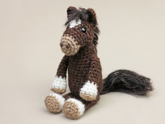 リアルなかぎ針編みの馬の編みぐるみ Windu のかぎ針編みパターン