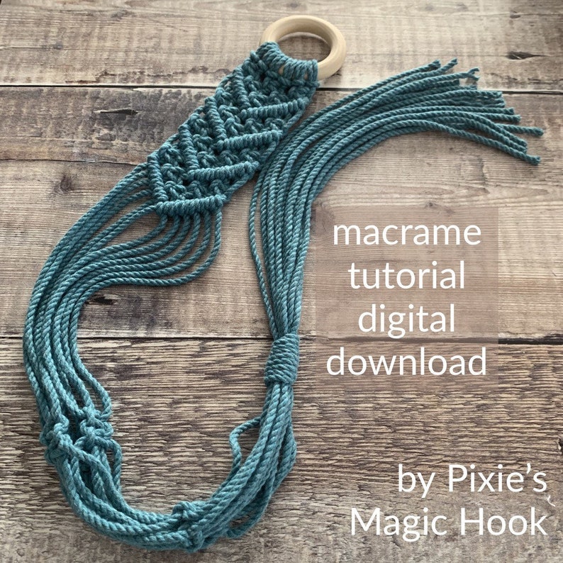 K&ouml;nnte beinhalten: Ein t&uuml;rkisfarbener Makramee-Pflanzenh&auml;nger mit einem Holzring oben. Der H&auml;nger ist aus einem dicken Seil gefertigt und hat ein geometrisches Muster. Der Text "macrame tutorial digital download by Pixie's Magic Hook" steht unter dem H&auml;nger.