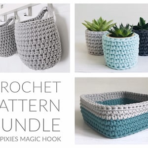 以下が含まれることがあります： ピクシーマジックフックによる、かぎ針編みパターンのバンドル。このバンドルには、吊り下げバスケット、プランター、正方形のバスケットのパターンが含まれています。バスケットはグレーとティールで編まれています。