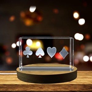 Arte de símbolos de cartas de juego: sorprendentes coleccionables de cristal grabados en 3D
