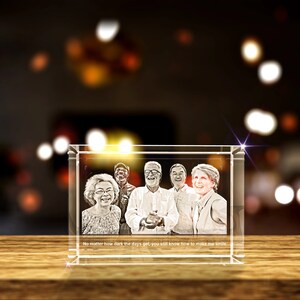K&ouml;nnte beinhalten: Ein Kristallw&uuml;rfel mit einem 3D-gravierten Bild einer Gruppe von vier l&auml;chelnden Personen. Die Inschrift lautet "Egal wie dunkel die Tage werden, du wei&szlig;t immer noch, wie du mich zum L&auml;cheln bringst."