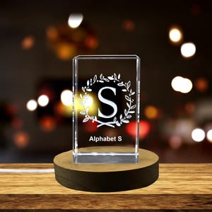 Elegante recuerdo de cristal personalizado con la letra del alfabeto "S" grabada en 3D