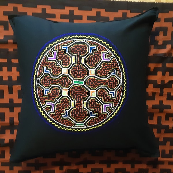 Housse de coussin décorative Boho brodée à la main SHIPIBO Design éclectique géométrique Ayahuasca fleur textile éthique commerce équitable