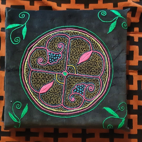 Housse de coussin décorative Boho brodée à la main SHIPIBO Design éclectique géométrique Ayahuasca fleur textile éthique commerce équitable