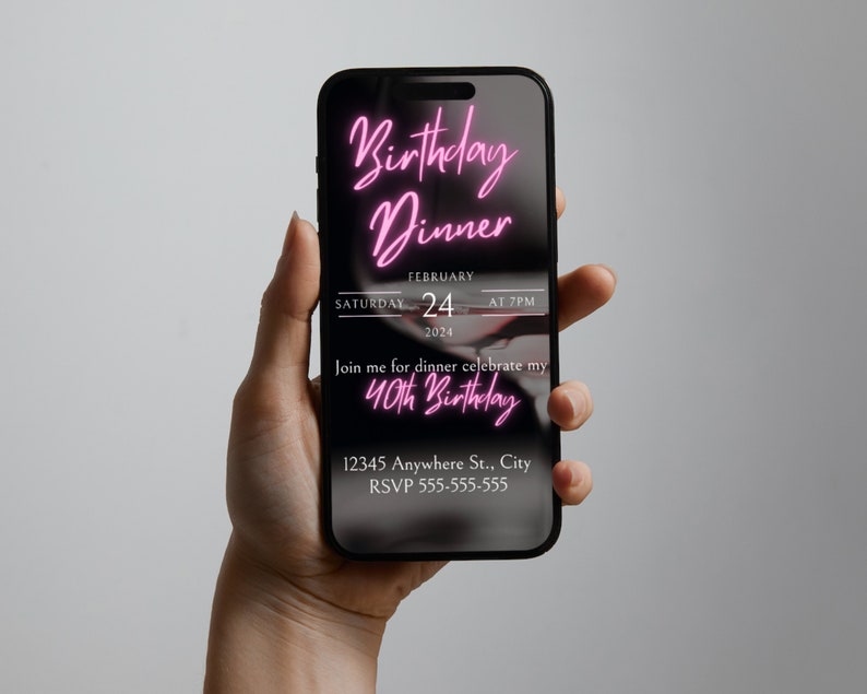 Może przedstawiać: Czarny ekran smartfona wyświetlający zaproszenie na urodzinową kolację z r&oacute;żowym neonowym tekstem. Zaproszenie zawiera napis "Birthday Dinner", "Saturday 24", "February 2024", "At 7PM", "Join me for dinner celebrate my 40th Birthday", "12345 Anywhere St., City", oraz "RSVP 555-555-555".