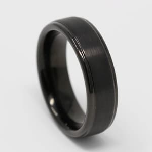 6 mm zwarte wolfraam trouwring, satijnen afwerking midden, GRATIS GRAVURE, comfortabele pasvorm, zwarte herenring, beloftering, trouwring, maat 7-13