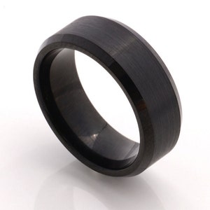 Matzwarte gepersonaliseerde herentrouwring, 8 mm, herenring, ring van wolfraamcarbide, comfortabele pasvorm, duurzaam krasbestendig