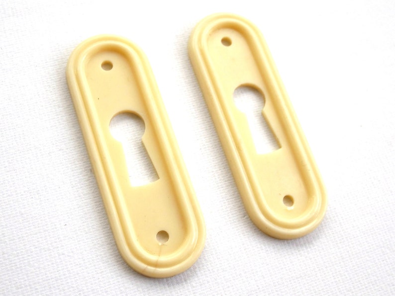 1 Vintage Keyhole cover plastic rounded escutcheon keyhole frame / plate. 642G73K18 image 3