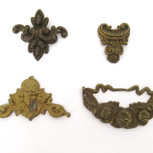 Può includere: Quattro pezzi di ferramenta decorativa antica in ottone per mobili. Include un angolo floreale, un pezzo floreale decorativo, un piccolo pezzo ornato e un pezzo floreale e a volute. Ideale per progetti di restauro.