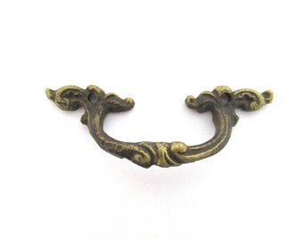 Small vintage brass drawer pull - ornate brass drawer handle - cabinet pull. #908G28K21