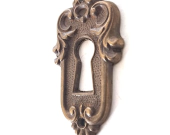 Vintage brass keyhole cover, escutcheon. #7D7G1EK3