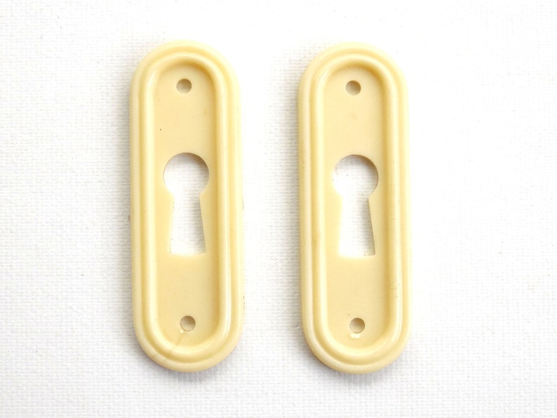 1 Vintage Keyhole cover plastic rounded escutcheon keyhole frame / plate. 642G73K18 image 2