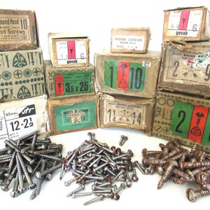 Puede incluir: Surtido de cajas vintage de tornillos para madera de varios tamaños. Las cajas son de cartón y tienen una combinación de colores verde y rojo. Las cajas están etiquetadas con el tamaño de los tornillos y la marca. Los tornillos son de hierro y tienen cabeza redonda.