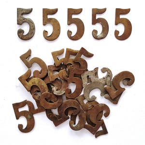 UNO Antique Five, Número 5, Número cinco auténtico de latón desgastado. Número de habitación / Número de mesa n.º 6A9G4K6